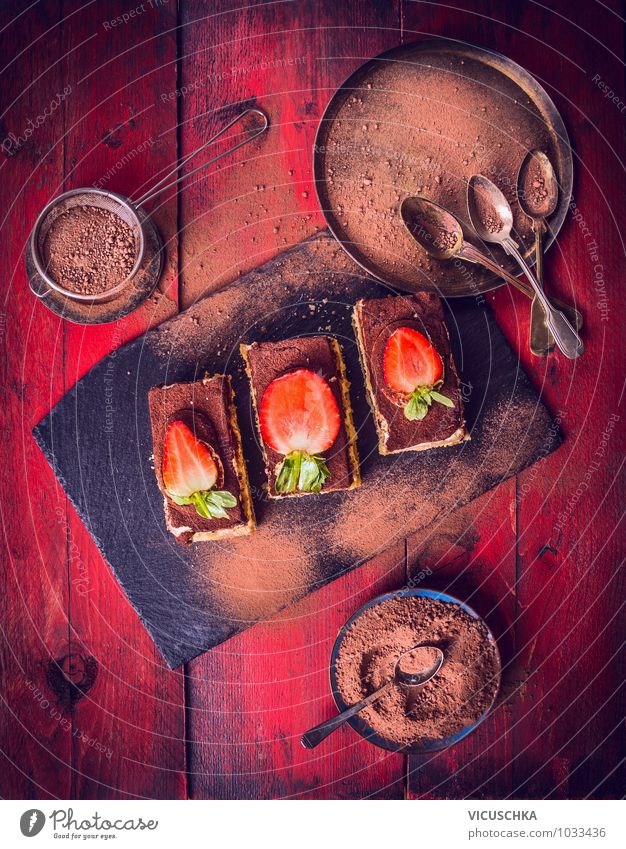 Tiramisu Kuchen auf rotem Holztisch Lebensmittel Teigwaren Backwaren Dessert Ernährung Kaffeetrinken Vegetarische Ernährung Diät Geschirr Teller