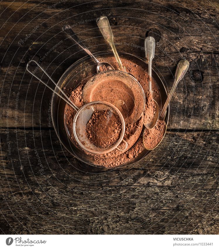 Schokoladenpulver in Metallplatte mit Löffel Lebensmittel Dessert Ernährung Bioprodukte Vegetarische Ernährung Diät Kakao Schalen & Schüsseln Stil Design Küche