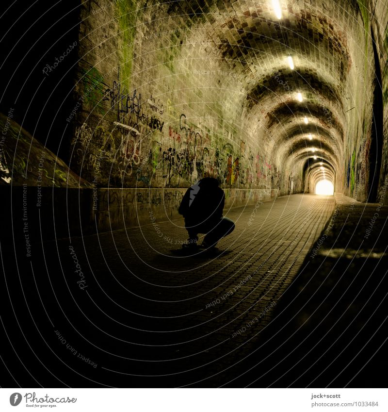 Vermessung im Tunnel Mensch Saarbrücken Tunnelbeleuchtung Tunneleffekt hocken leuchten dunkel lang Stimmung Interesse Erwartung Wege & Pfade diagonal Messung