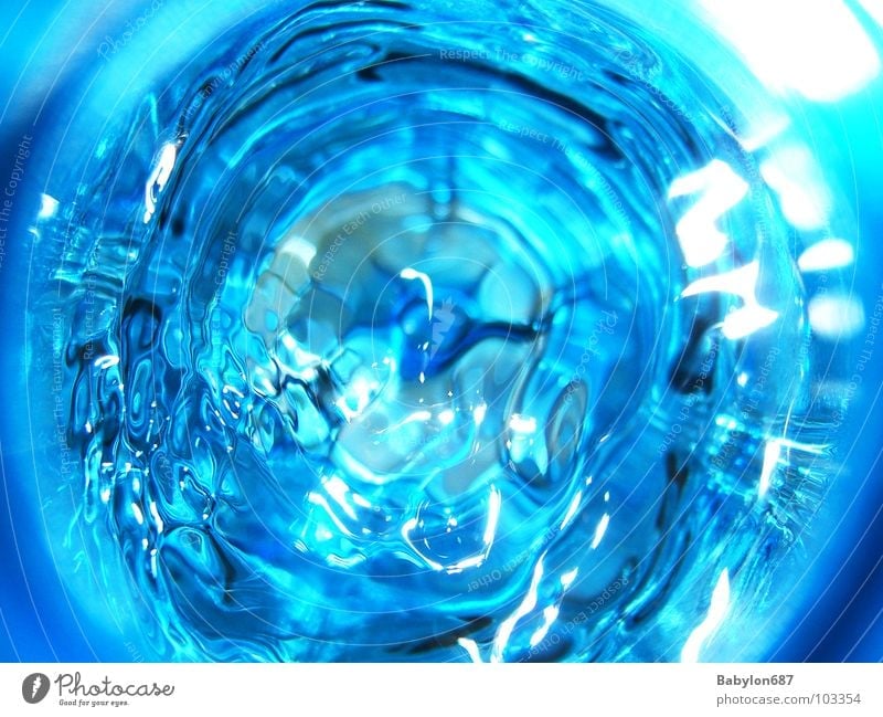 bouteille no.1 Lichtbrechung kalt Wellen Wasser erschüttert Flasche blau Reflexion & Spiegelung