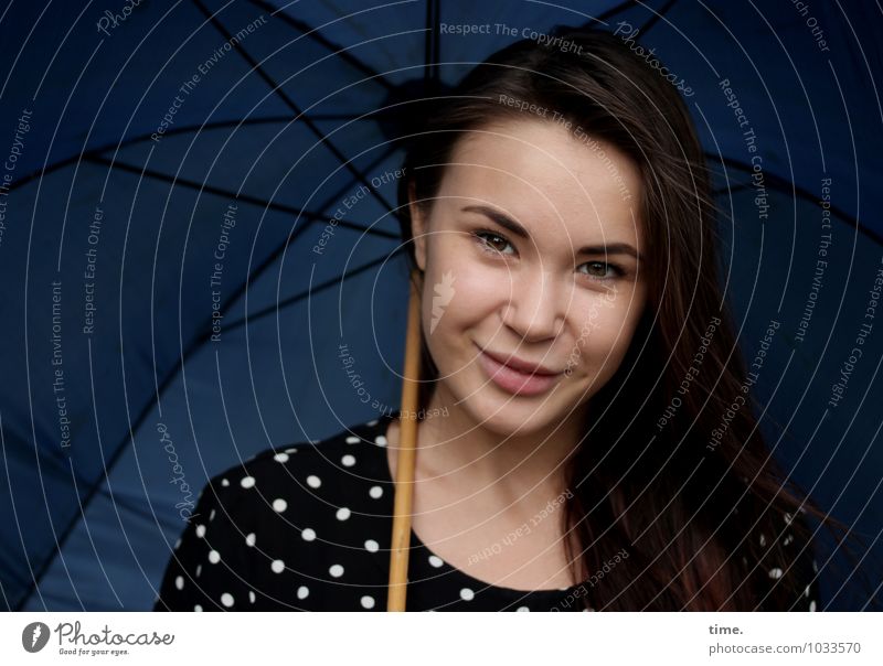 Yuliya feminin Junge Frau Jugendliche 1 Mensch Kleid Regenschirm brünett langhaarig beobachten Lächeln Blick warten schön Zufriedenheit Lebensfreude Vertrauen