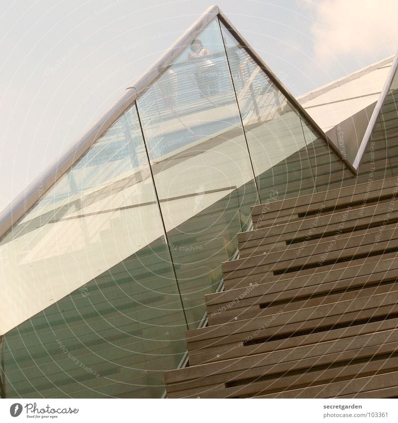 upstairs Holz Reflexion & Spiegelung Tourist anlehnen Beton anstrengen Himmel Sommer Detailaufnahme modern Treppe aufwärts Geländer durchsichtig Glas blau Sonne