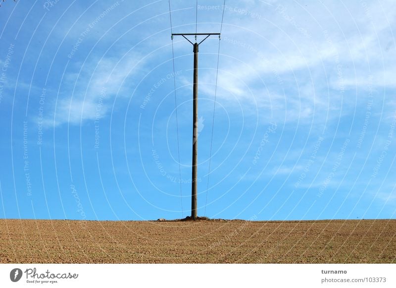 Der Strommast blau Himmel Einsamkeit groß selbstbewußt Symmetrie Telefonmast Landschaftsformen braun Erde Elektrizität Outback Industrie Himmel und Erde