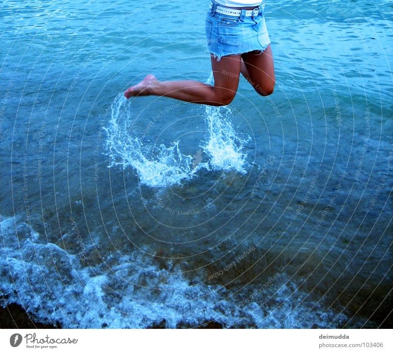 Hurra !!! ...ach ne, doch nicht Strand Meer spritzen Minirock springen nass hüpfen Frau feminin Wade süß Gürtel braun Freude Wasser Beine Abend Sand Fuß blau