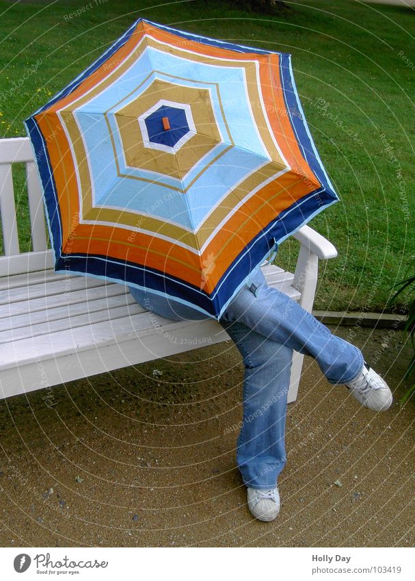 "Wer unter dem Schirm... mehrfarbig weiß Park Turnschuh Herbst Regenschirm Farbe sitzen Bank Geborgenheit Jeanshose Erholung Psalm kreuzen Beine verstecken