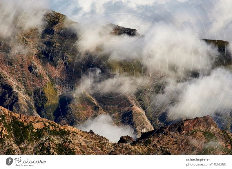 Blick vom Pico do Arieiro III Umwelt Natur Landschaft Urelemente Luft Himmel Wolken Felsen Berge u. Gebirge Insel Madeira hoch blau braun weiß Abenteuer Höhe