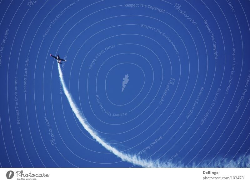 Aufschwung Flugzeug Kunstflug Schwanz weiß Wolken Panik Beschleunigung Angst Sommer Luftverkehr Achterbahn Rauch Himmel blau Linie Wasserdampf Flügel aufwärts