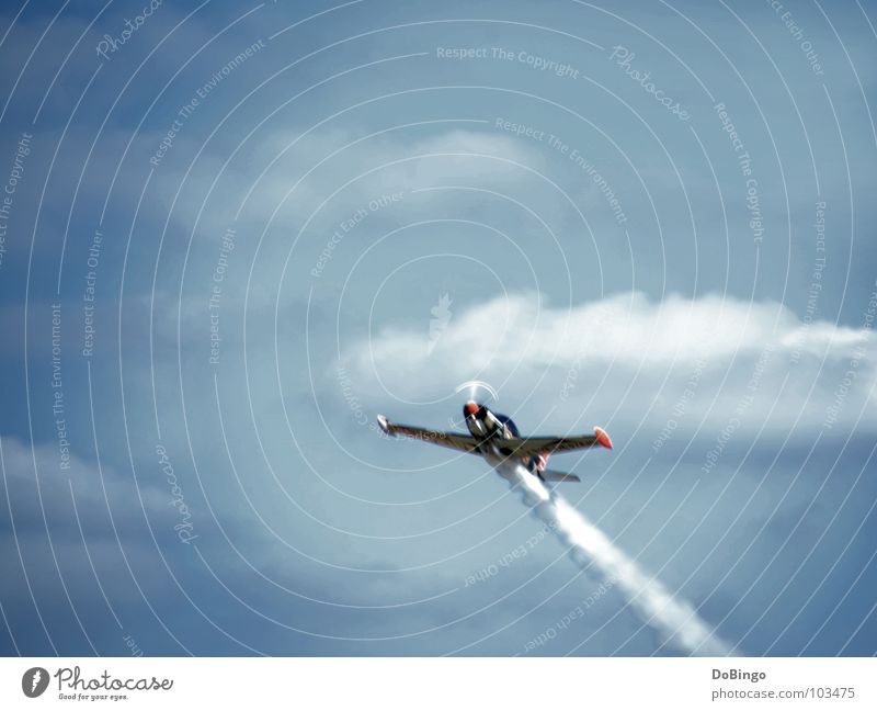 Überflug Erlaubnis Flugzeug Kunstflug Schwanz weiß Wolken Panik Beschleunigung Sommer Angst Luftverkehr Achterbahn Rauch Himmel blau Linie Wasserdampf Flügel