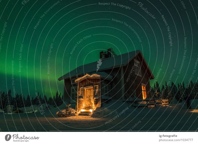 Polarlicht in der Nacht Haus Landschaft Himmel dunkel fantastisch Wärme grün Stimmung Surrealismus Aurora Polaris Schönheit in der Natur Farbbild glühend