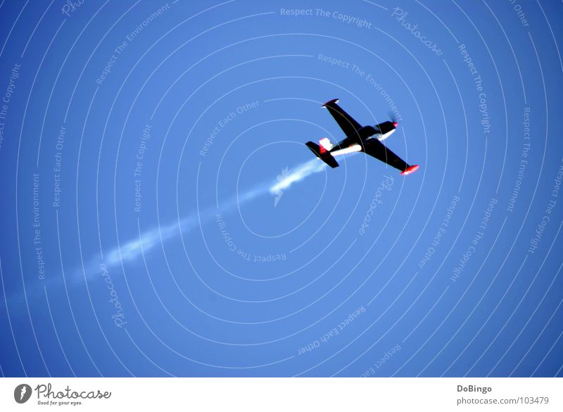 Die Welt steht Kopf Flugzeug Kunstflug Propeller Schwanz weiß Wolken Panik Beschleunigung Sommer Luftverkehr Angst Rauch Himmel blau Linie Wasserdampf Flügel