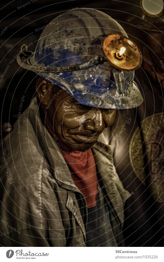 Ein alter Bergarbeiter in Bolivia Arbeit & Erwerbstätigkeit Beruf Handwerker Mann Erwachsene Großvater 1 Mensch 45-60 Jahre 60 und älter Senior Jacke Helm Armut