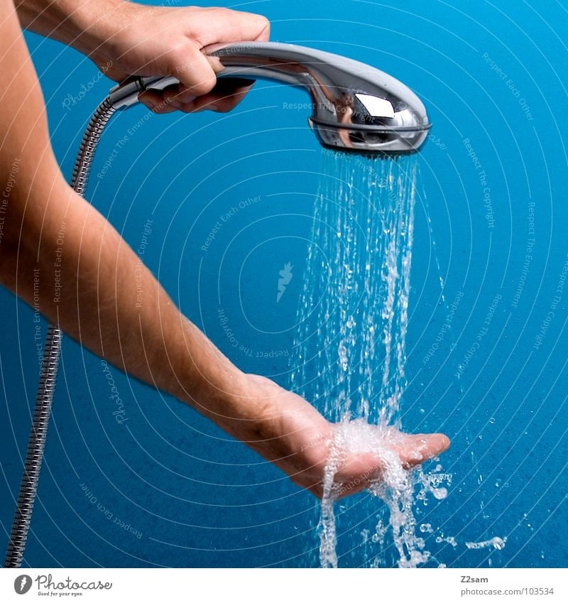 shower I Duschkopf Reinigen Sauberkeit Körperpflege Wasserstrahl Hand Mann Chrom Erfrischung nass kalt Physik Kühlung Dusche (Installation) Waschen blau