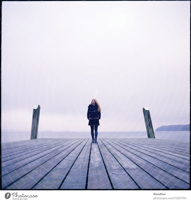 weit Ferne Junge Frau Jugendliche 18-30 Jahre Erwachsene Umwelt Landschaft Wasser Nebel Küste Bucht Meer Steg Pfosten Schiffsplanken Holzpfahl rothaarig
