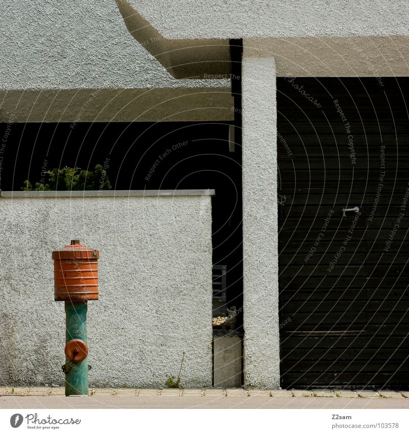 passt einfach passen Hydrant löschen Bauwerk Zusammensein Wand rot grün Teer Gras Architektur Feuerwehr Wasser alt Baustelle Pfosten Mauer orange Bodenbelag