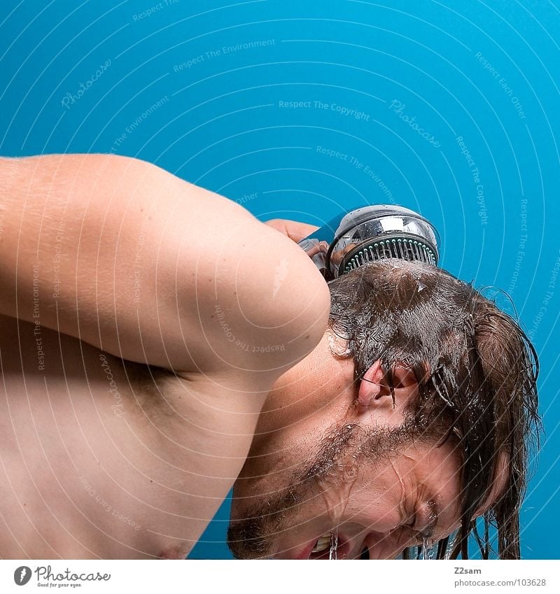 shower II Duschkopf Reinigen Sauberkeit Körperpflege Wasserstrahl Hand Mann Chrom Erfrischung nass kalt Physik Kühlung Oberkörper maskulin Dusche (Installation)