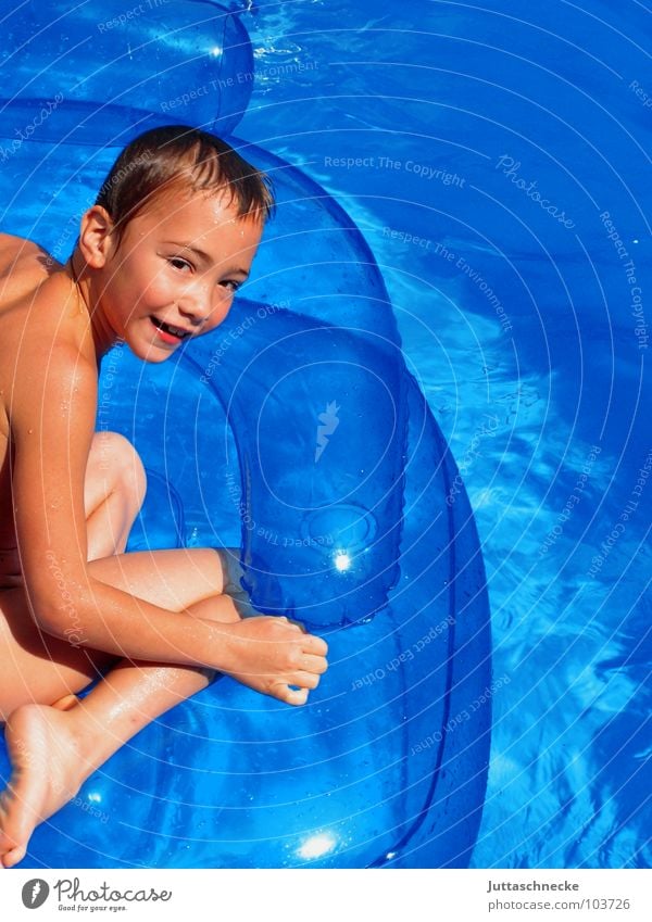 Sesselsurfen Schwimmbad Kind Junge blasen aufblasbar Sommer Spielen Spielzeug Luftmatratze Ferien & Urlaub & Reisen Sonnenbad Zufriedenheit toben Lebensfreude