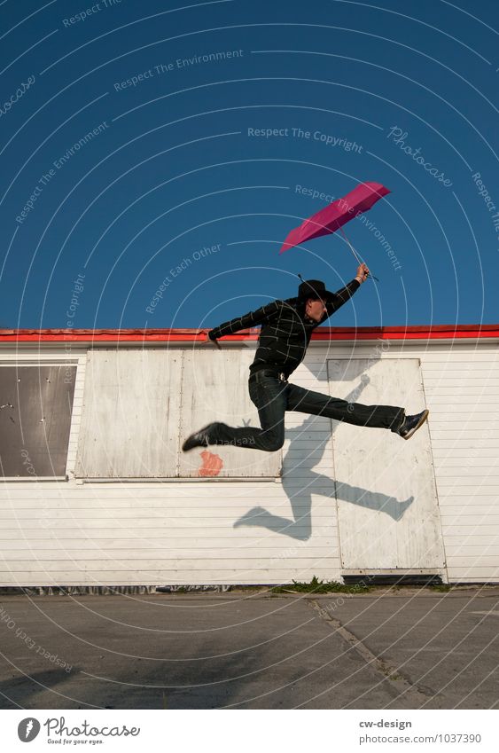 1400 Springer springen hüpfen Freude Bewegung Sommer Mensch Lebensfreude sportlich fliegen Sonnenschirm Regenschirm Schirm Außenaufnahme Freizeit & Hobby