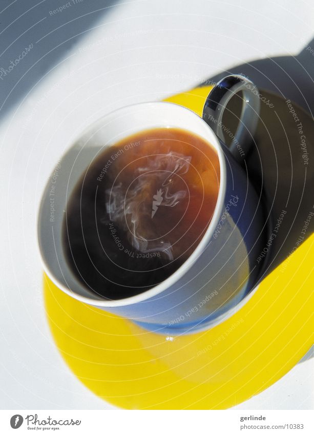 kaffee Ernährung Kaffee Kaffeetasse Untertasse mehrfarbig gelb blau heiß Heißgetränk Schatten 1 rund Tragegriff Vogelperspektive Farbfoto Menschenleer