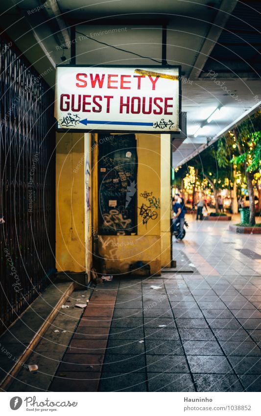 Sweety Guest House Ferien & Urlaub & Reisen Tourismus Sommerurlaub Bangkok Thailand Asien Stadt Hauptstadt Stadtzentrum Haus Bauwerk Mauer Wand Schaufenster