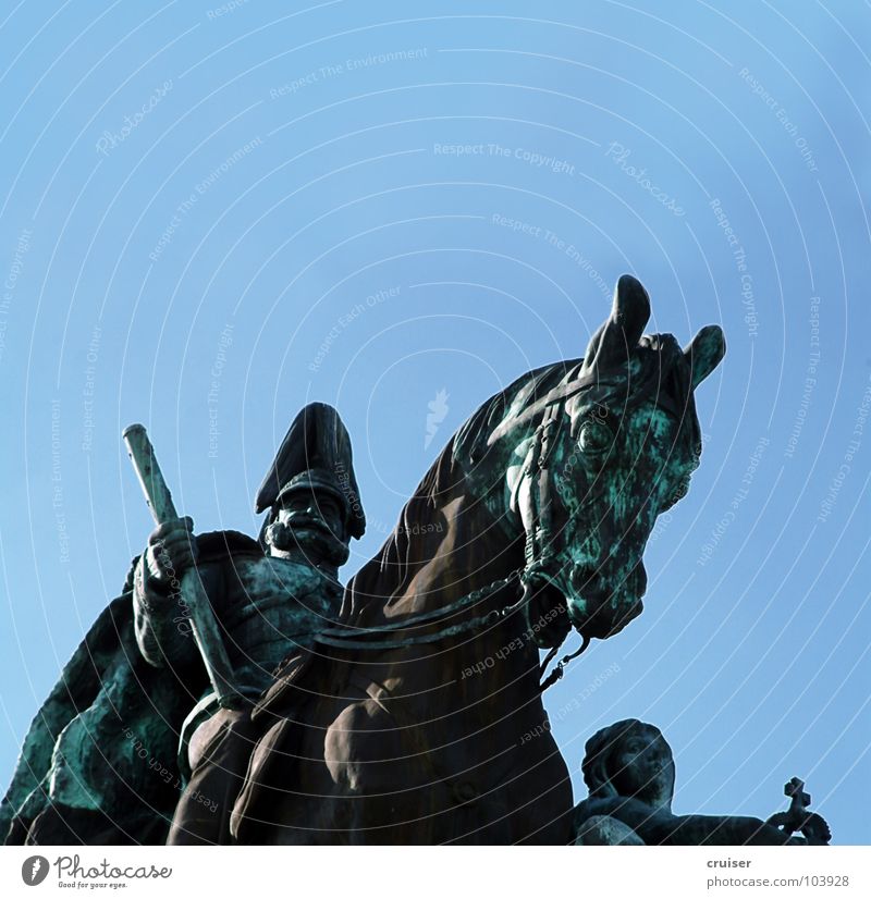Deutsches Eck Koblenz Kunst Kultur Pferd kämpfen grün Kaiser Reiter Bronze Farbfoto Außenaufnahme Menschenleer Textfreiraum oben Hintergrund neutral Silhouette