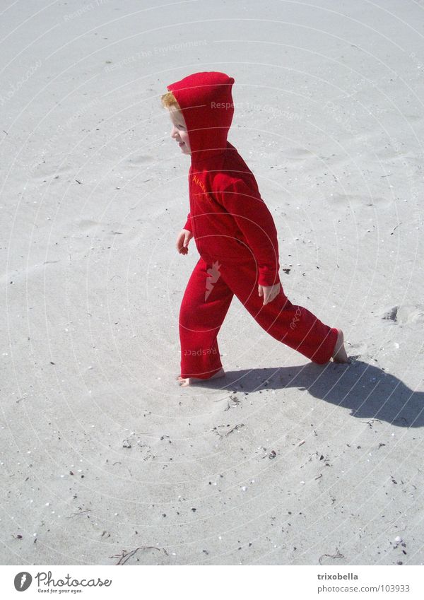 Moonwalk Mädchen Strand rot weiß Zwerg Ferien & Urlaub & Reisen gehen wandern Kind Küste Sand laufen Ampelmännchen Mensch Mond Schatten Wind