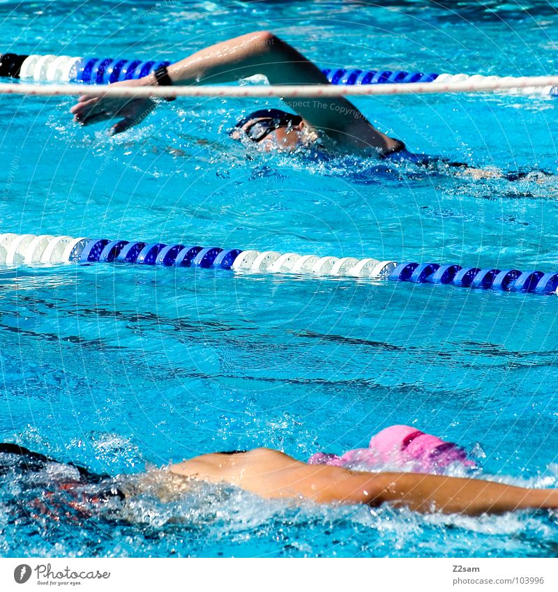 überrundet Triathlon Sportveranstaltung Zeit Wassersport überholen rot Schwimmsportler Zweikampf gegeneinander Blick Brille Badekappe Schwimmbrille Freibad
