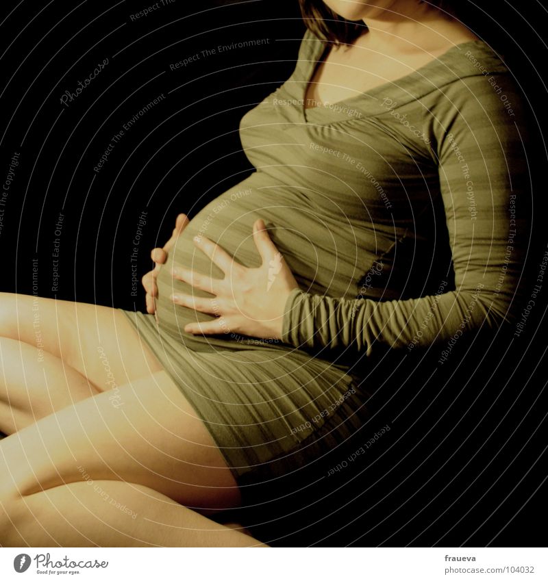 mama Frau feminin Mutter schwanger Hand gestreift Streifen grün Innenaufnahme Gefühle berühren Kleid Liebe ein kind bekommen pregnant Fuß