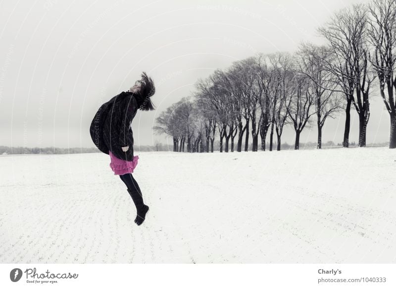 Glaube Mensch feminin Frau Erwachsene 1 30-45 Jahre Landschaft Winter Eis Frost Schnee Baum Feld Rock Mantel Stiefel brünett springen rosa schwarz weiß Farbfoto