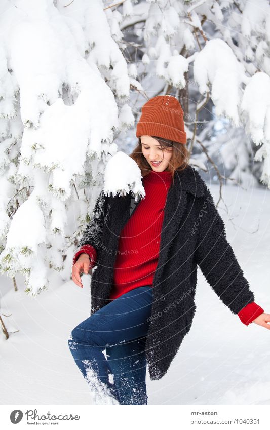 Ups Mensch feminin Junge Frau Jugendliche Erwachsene 1 18-30 Jahre Schnee Baum Mütze brünett langhaarig Bewegung lachen laufen ästhetisch authentisch Glück
