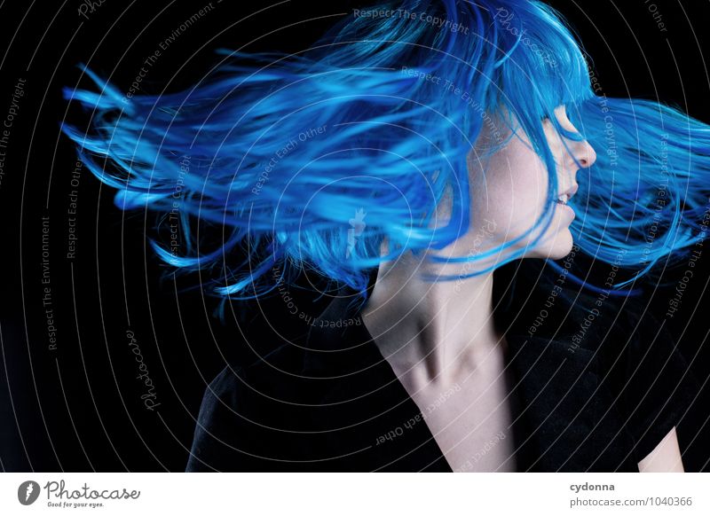 Blue verdreht elegant Stil exotisch schön Karneval Mensch Junge Frau Jugendliche Leben 18-30 Jahre Erwachsene Haare & Frisuren langhaarig Perücke Bewegung