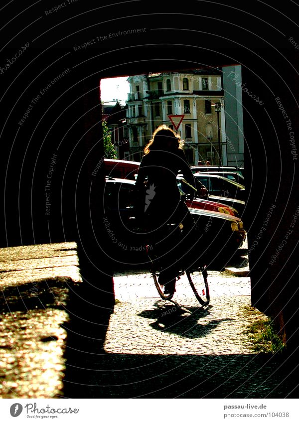 Um die Ecke Passau Fahrrad Licht Student Frau Fahrradfahren Verkehrswege Schatten Kopfsteinpflaster