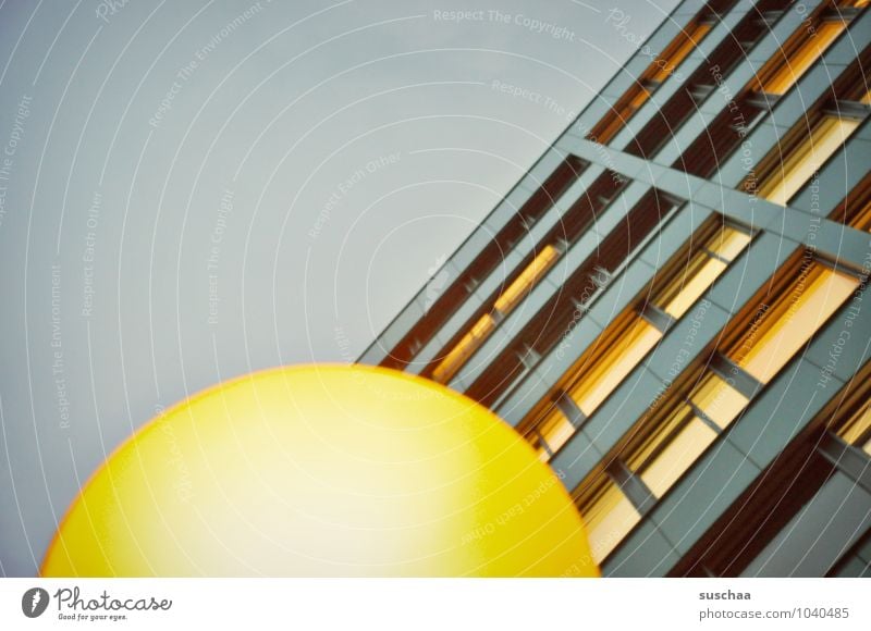 haus & lampe Himmel Stadt Haus Hochhaus Gebäude Fenster retro blau gelb rund gekrümmt Linie Geometrie abstrakt Farbfoto Gedeckte Farben Außenaufnahme