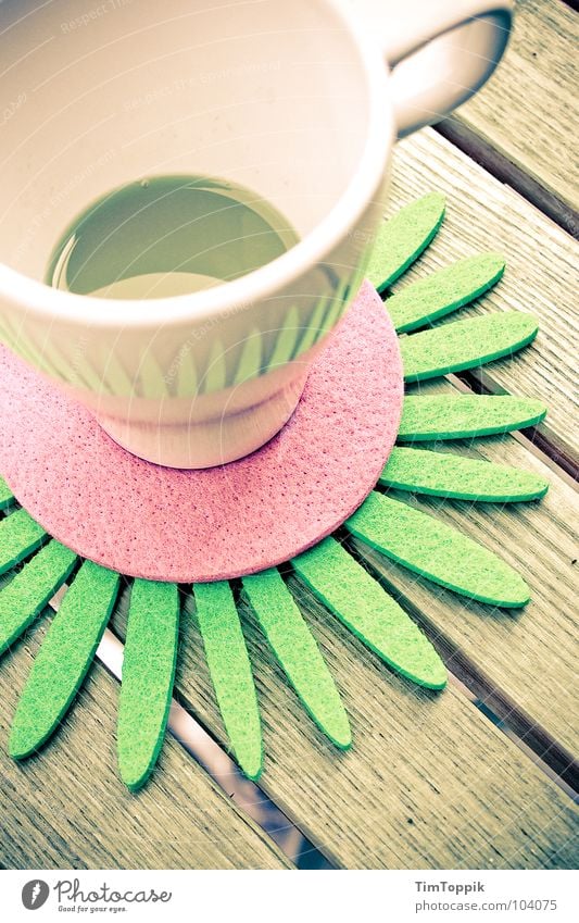 Leicht untersetzt Tasse Café Kaffeetasse Tisch Untersetzer Tragegriff Orangensaft Holztisch trinken genießen Sommer ausgebleicht Balkon Filz rosa grün