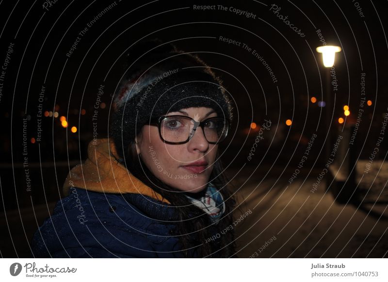 durch die nacht feminin Frau Erwachsene Leben 1 Mensch 30-45 Jahre Fußgänger Straße Straßenbeleuchtung Pullover Jacke Brille Mütze brünett langhaarig Blick