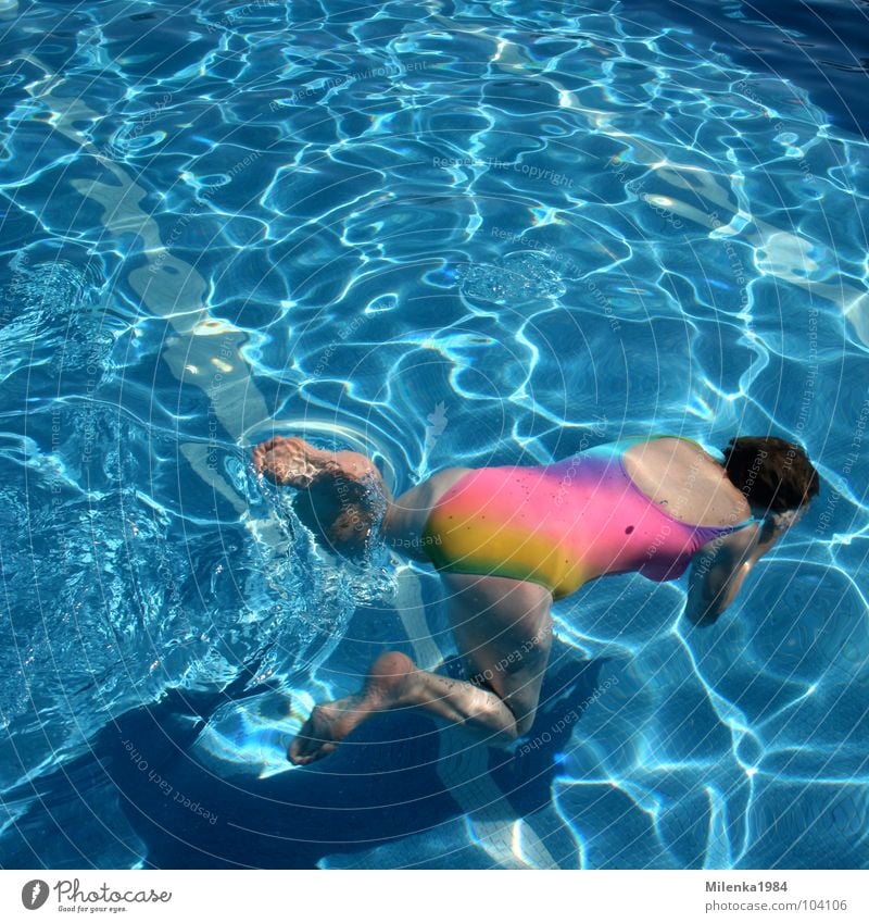 Regenbogen unter Wasser tauchen Schwimmbad Ferien & Urlaub & Reisen Wassersport Badeanzug Badebekleidung Sommer Außenaufnahme mehrfarbig Badeurlaub Italien