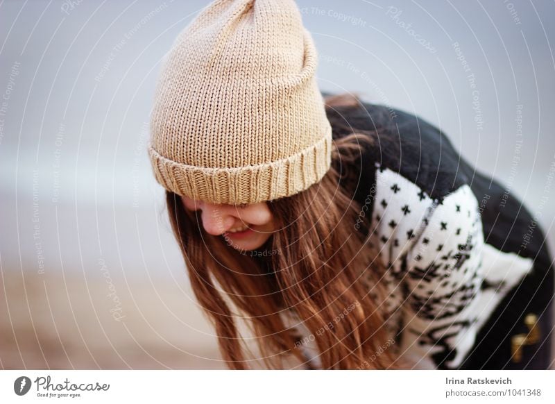 Lachen Junge Frau Jugendliche Kopf Haare & Frisuren 1 Mensch 18-30 Jahre Erwachsene Mode Pullover Hut genießen Lächeln Fröhlichkeit niedlich schön Gefühle