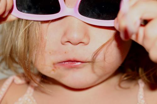 Kind sein Brille rosa Mädchen Spielen Hand Träger schön Geistesabwesend imitieren verkehrt verkleiden verrückt Sonnenbrille Freude Kleinkind Sommer Ernährung