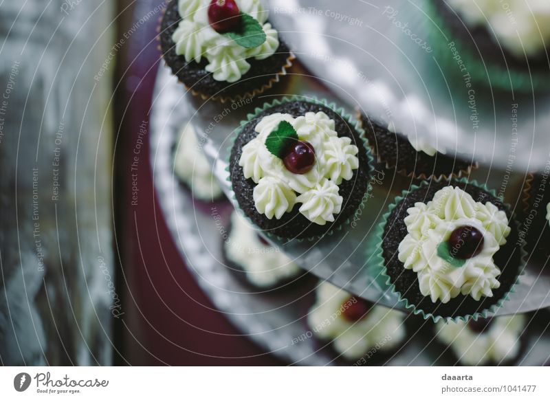 Muffin? Lebensmittel Kuchen Dessert Süßwaren Sahne Preiselbeere Cupcake Ernährung Essen Teller Lifestyle elegant Stil Design Freude Freizeit & Hobby Abenteuer