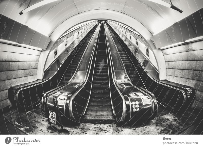 Stairway to ... Stadt Menschenleer Bahnhof Tunnel Bauwerk Treppe Öffentlicher Personennahverkehr grau schwarz weiß Einsamkeit Rolltreppe Schwarzweißfoto