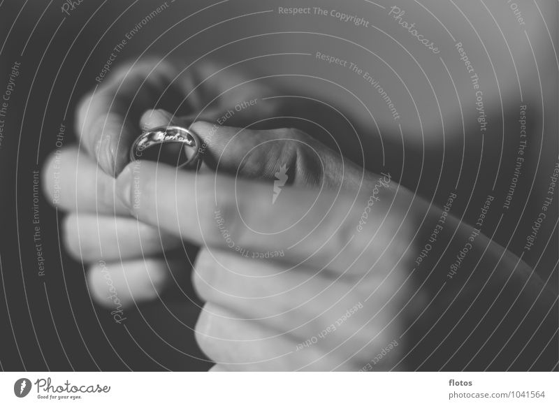 The ring maskulin Hand Finger Ring Gold Zeichen glänzend grau schwarz weiß Zusammensein Partnerschaft Hochzeit Schwarzweißfoto Innenaufnahme Nahaufnahme Tag