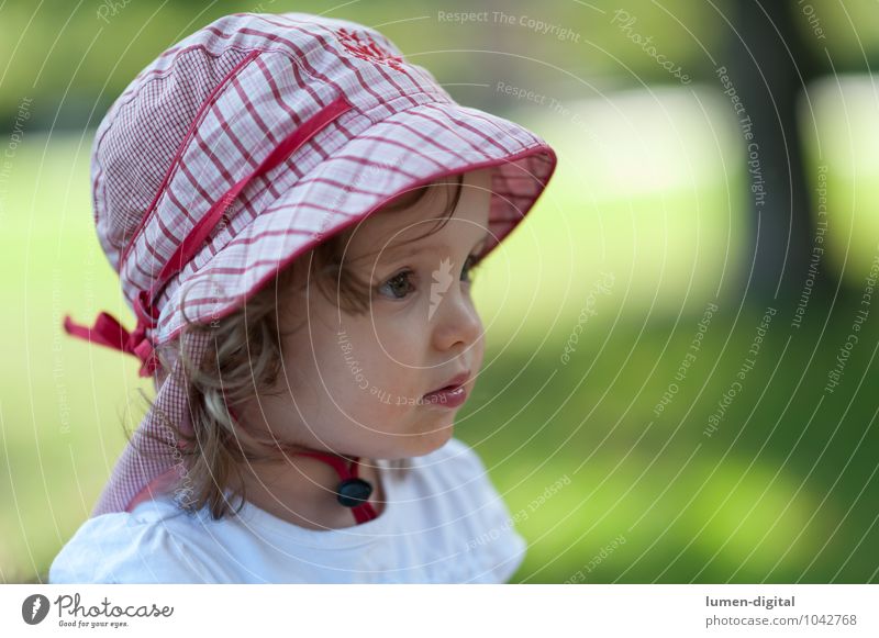 niedliches Kind mit Sonnenhut schön Gesicht Mensch feminin Baby Kleinkind 1 1-3 Jahre Hut stehen Freundlichkeit grün Freude Neugier Querformat süß Farbfoto