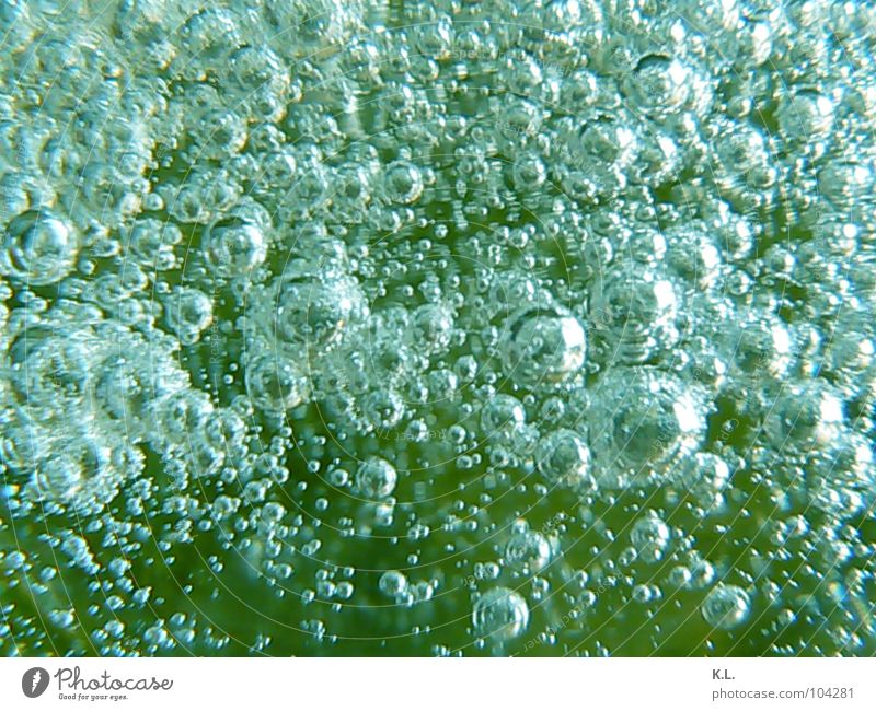freeze Luftblase grün Sauerstoff gefroren eingeschlpssen Mineralwasser Glas Kugel Wasser