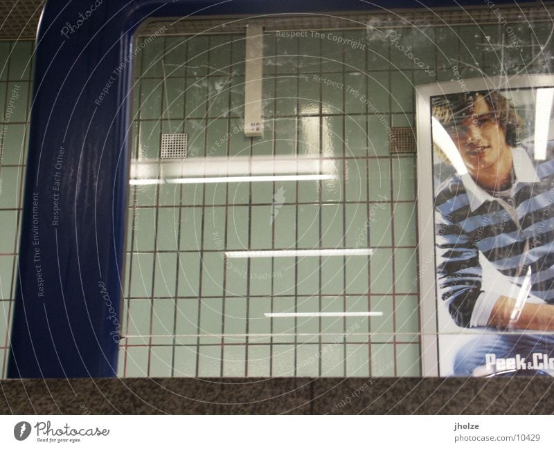 frankfurt 3 Plakat U-Bahn Abteilfenster Fensterblick Anschnitt Bildausschnitt unterwegs U-Bahnstation Kunstlicht Reflexion & Spiegelung Werbung Junger Mann