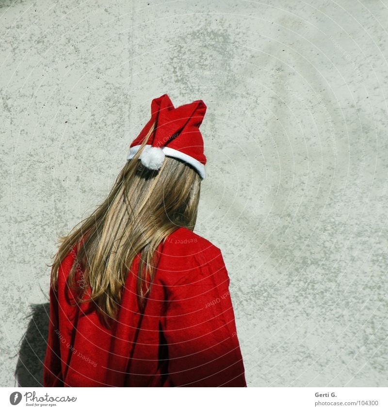 u n d e r c o v e r Weihnachtsmann Religion & Glaube Handel wirtschaftlich Wand Mauer Beton grau Licht Schüchternheit rot weiß langhaarig Mann Rückansicht Mütze