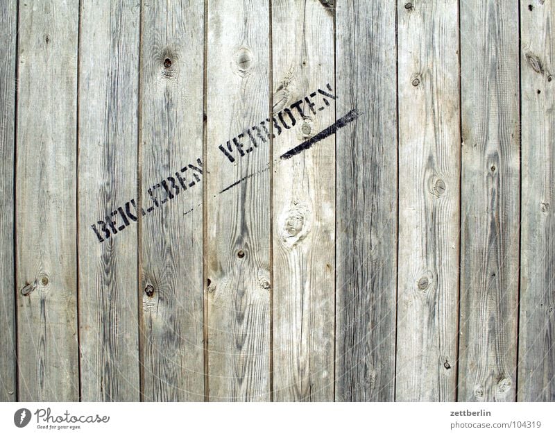 BEKLEBEN VERBOTEN Holz Wand Holzwand Hütte Zaun Holzzaun Abtrennung Bauzaun Sichtschutz Aufschrift Beschriftung Verbote Regel Besitz Typographie Schablone