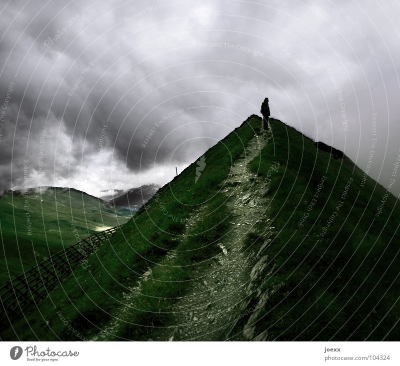 Einsame Spitze führen Steigung aufsteigen Aufsteiger Gipfel schlechtes Wetter dunkel Einsamkeit Erfolg kalt Mann wandern Wolken Bergsteigen Himmel auftsieg