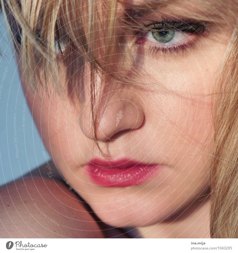 blonde junge Frau mit Haarsträhnen im Gesicht feminin Junge Frau Jugendliche Auge Lippen 1 Mensch 18-30 Jahre Erwachsene 30-45 Jahre Haare & Frisuren kurzhaarig