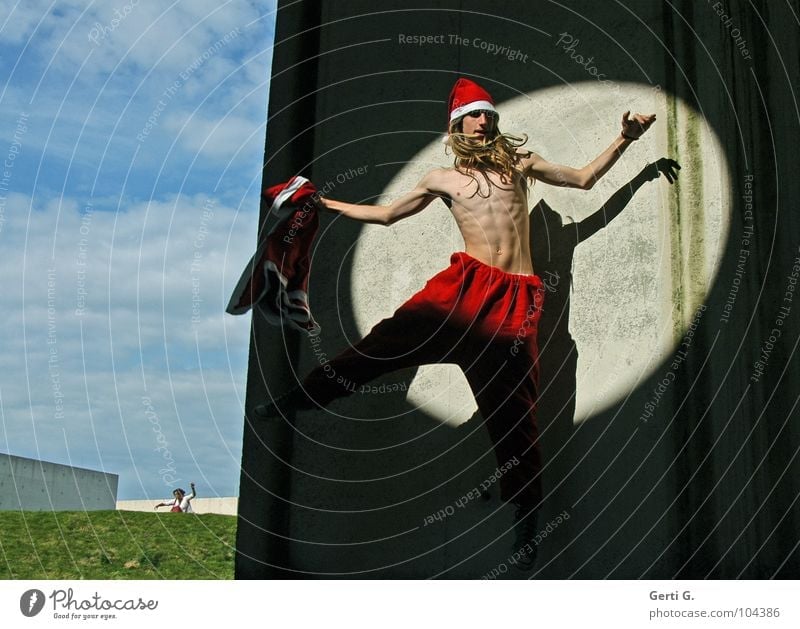 springender Weihnachtsmann Körper sportlich Fitness Weihnachten & Advent Mensch maskulin androgyn Junger Mann Jugendliche Erwachsene 1 13-18 Jahre Himmel Gras