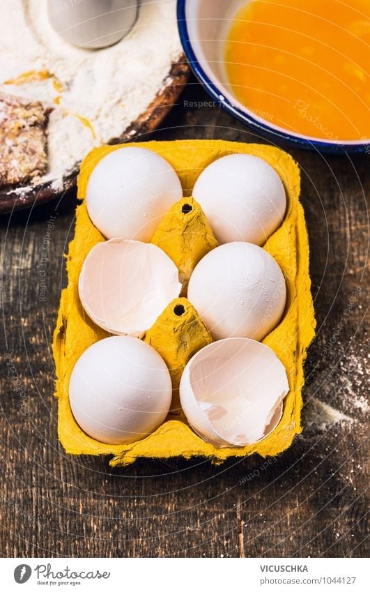 Frische Eier in Karton auf dem Küchentisch Lebensmittel Ernährung Frühstück Bioprodukte Vegetarische Ernährung Diät Schalen & Schüsseln Stil Design