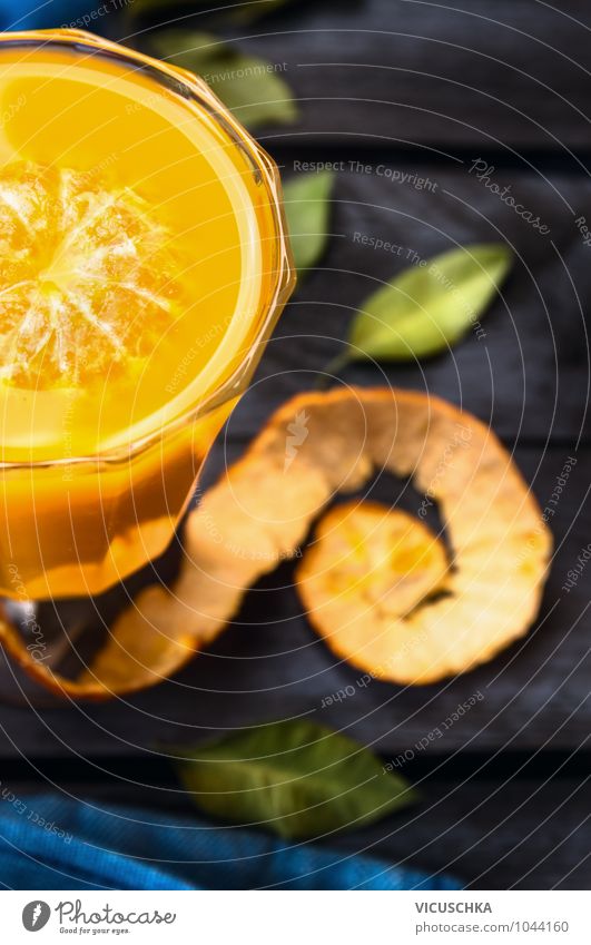 Zitrus Saft im Glas auf dunklem Tisch Getränk Stil Design Restaurant Natur retro altehrwürdig Vitamin Zitrusfrüchte Blatt Gesunde Ernährung Mandarine Orange
